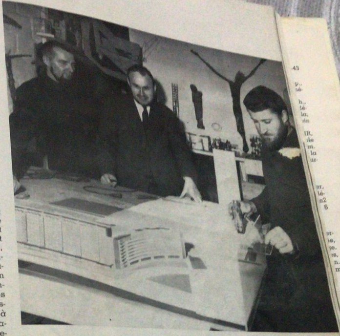 Paul Griot dans les bureaux de l'AUA, penché sur une maquette, 1965